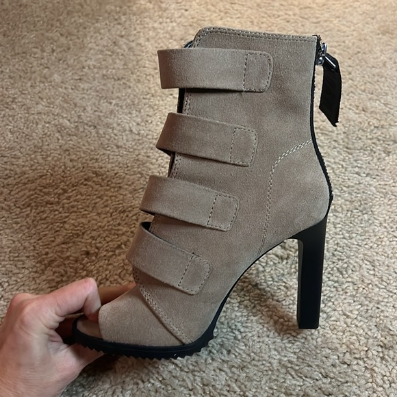 DKNY Blake Suede booties Velcro Strappy heel taupe black size 6.5 shoe sandal - Picture 7 of 12